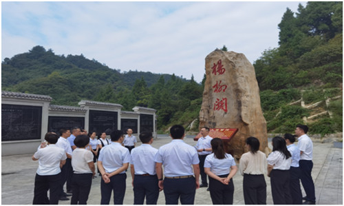 開乾投資集團機關(guān)黨支部開展“緬懷革命先烈 建設(shè)清廉國企”主題黨日活動